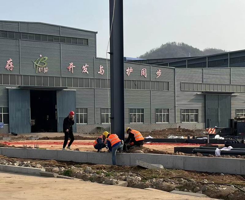 河南开云中国高端智能装备制造项目标准化厂房钢立柱完成吊装